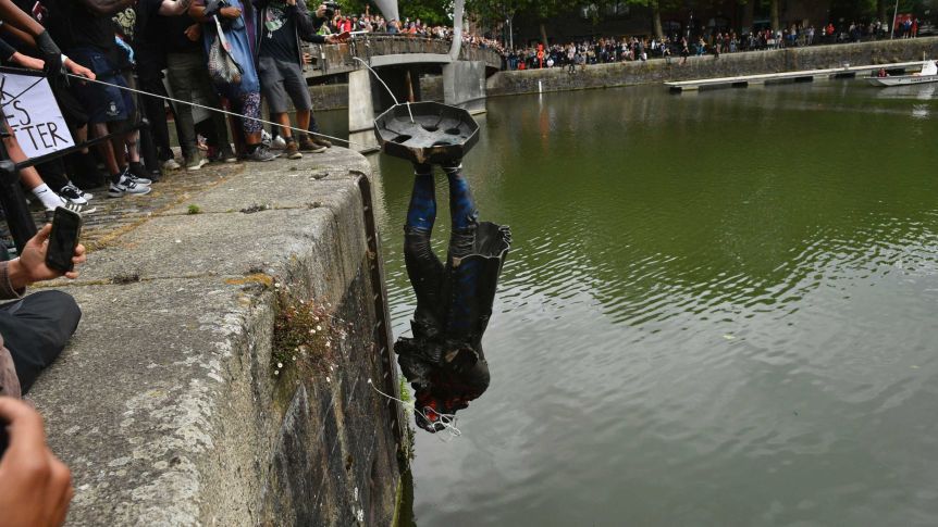 Bristol, abbattuta la statua di Edward Colston: Banksy dice la sua su come sostituirla