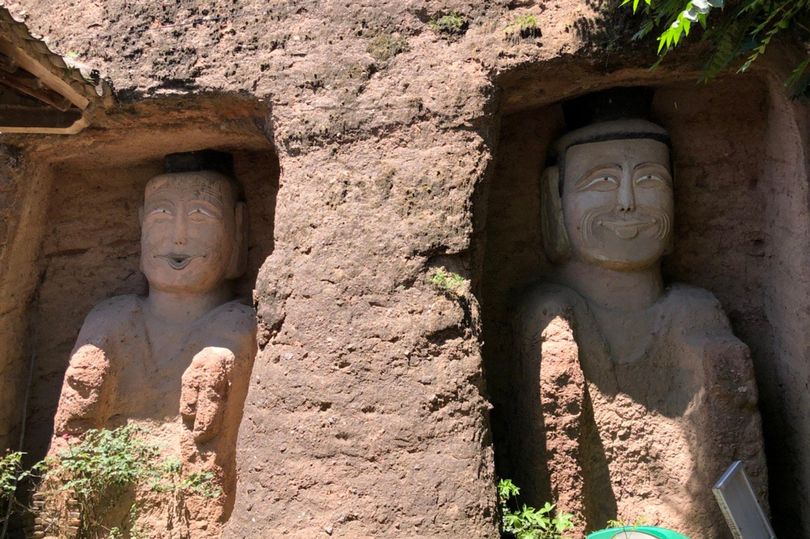 Buddha “sorridenti”, il restauro è esilarante: le foto fanno il giro del web