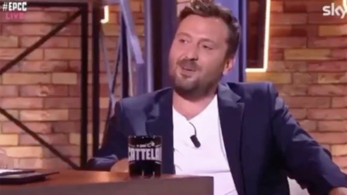 EPCC, Cremonini cambia il nome alla domestica moldava: “La pago, quindi…”. E’ bufera sui social EPCC, Cremonini cambia il nome alla domestica moldava: “La pago, quindi…”. E’ bufera sui social