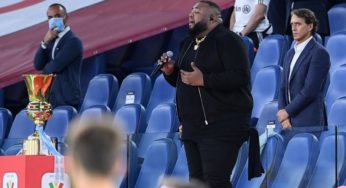 Coppa Italia, Sergio Sylvestre si blocca durante l’inno. Adinolfi fa polemica, il cantante spiega: “Bloccato dallo stadio vuoto”