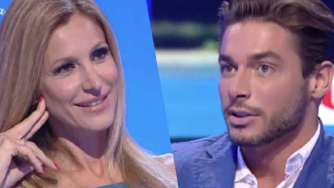 Adriana Volpe e Denver a Ogni Mattina, sguardi complici e battutine: “Non guardarlo troppo che rimani incinta” Adriana Volpe e Denver a Ogni Mattina, sguardi complici e battutine: “Non guardarlo troppo che rimani incinta”