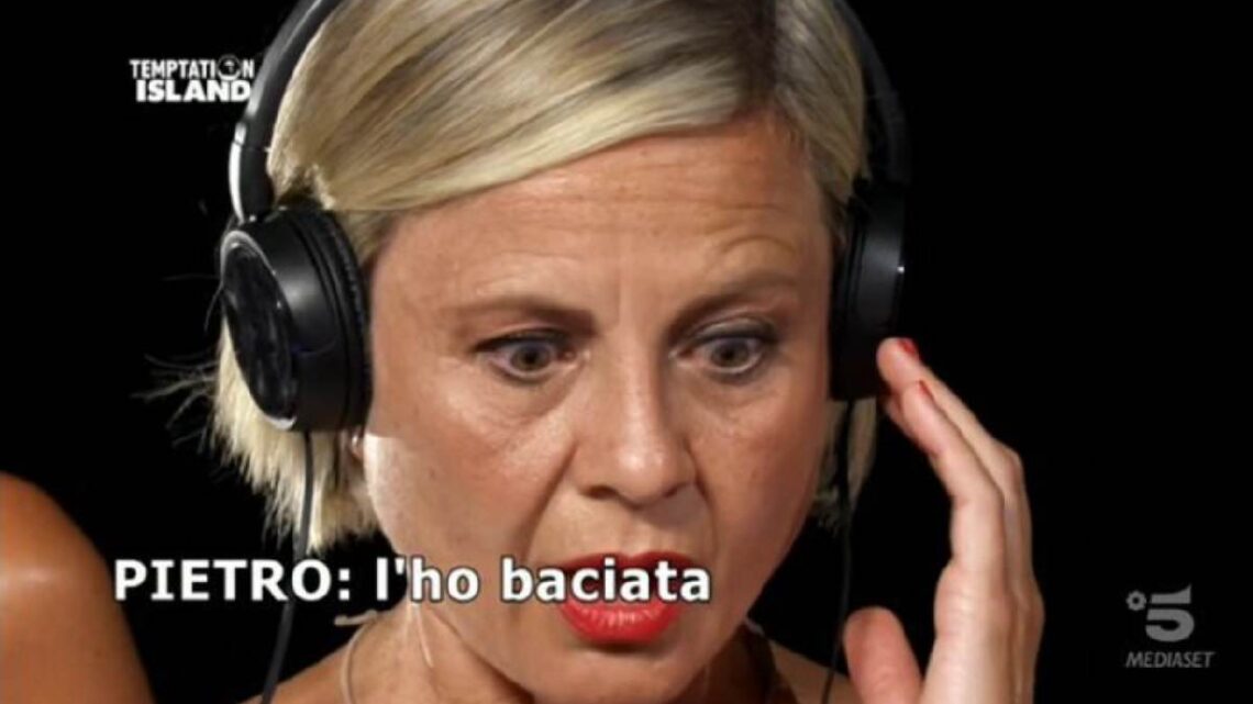 Temptation Island, Pietro bacia una tentatrice: Antonella scoppia in lacrime Temptation Island, Pietro bacia una tentatrice: Antonella scoppia in lacrime