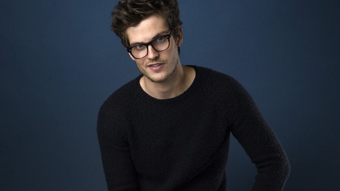 Chi è Daniel Sharman, l’attore che interpreta il Monaco Piangente in Cursed Chi è Daniel Sharman, l’attore che interpreta il Monaco Piangente in Cursed