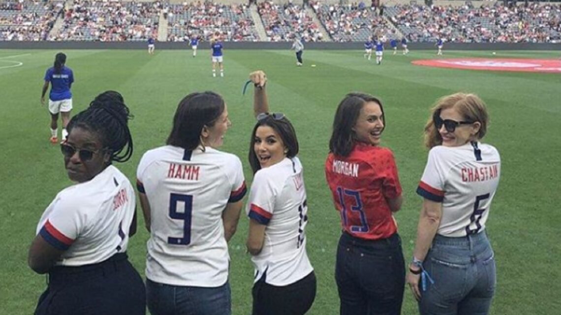Natalie Portman e Serena Williams nel pallone: lanciano una squadra di calcio femminile professionistica a LA. Tante altre star coinvolte Natalie Portman e Serena Williams nel pallone: lanciano una squadra di calcio femminile professionistica a LA. Tante altre star coinvolte