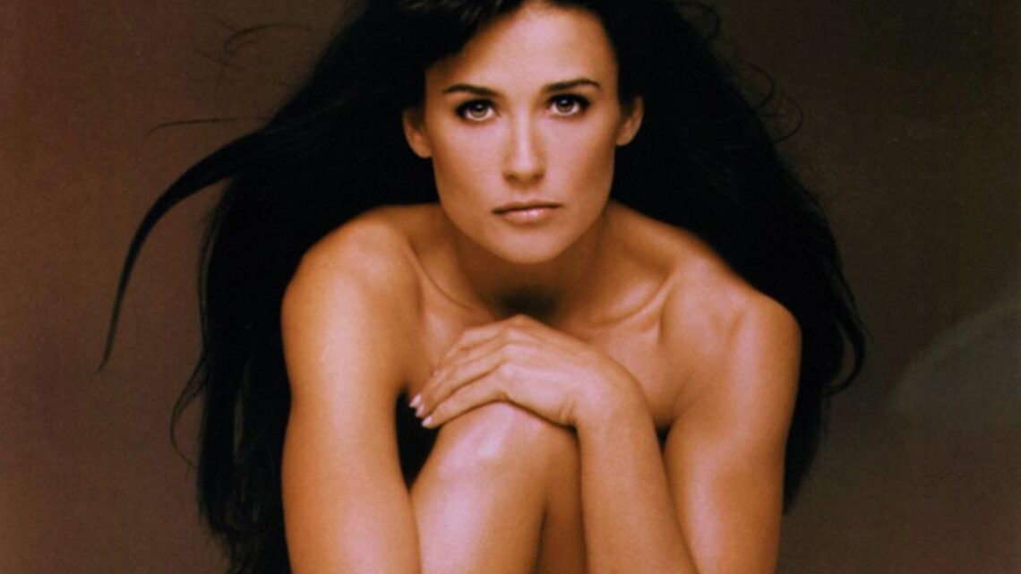 Striptease: trama e curiosità del film che ha reso celebre Demi Moore Striptease: trama e curiosità del film che ha reso celebre Demi Moore
