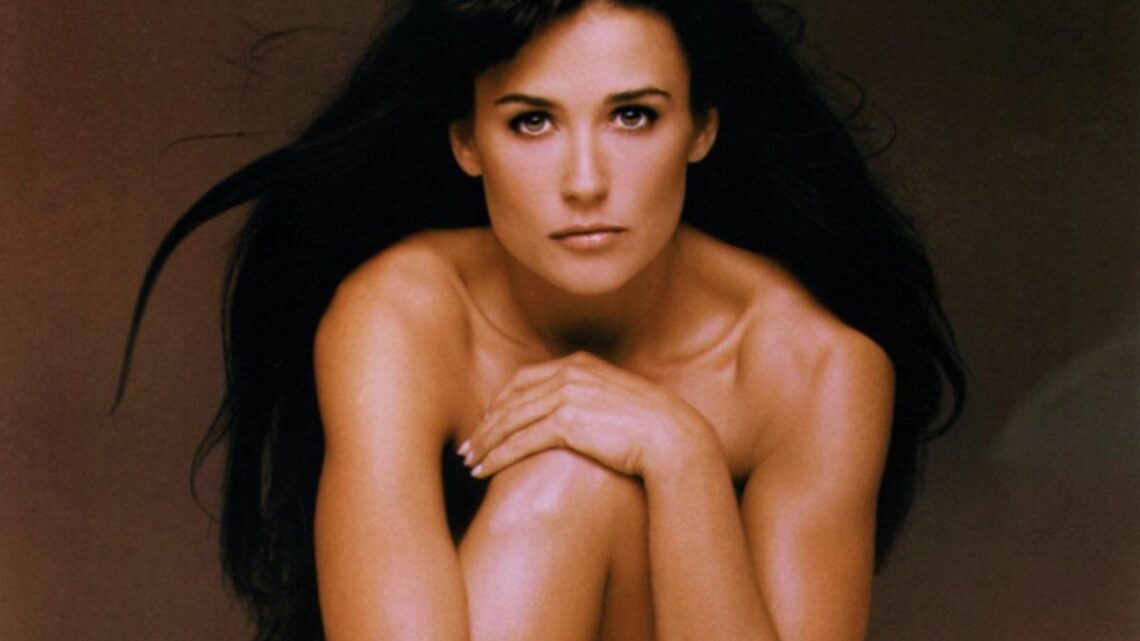 Striptease: trama e curiosità del film che ha reso celebre Demi Moore