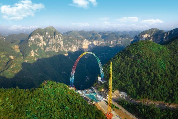 La nuova attrazione nel parco cinese fa impazzire i turisti. Su e giù per la vallata a 128 km orari – VIDEO