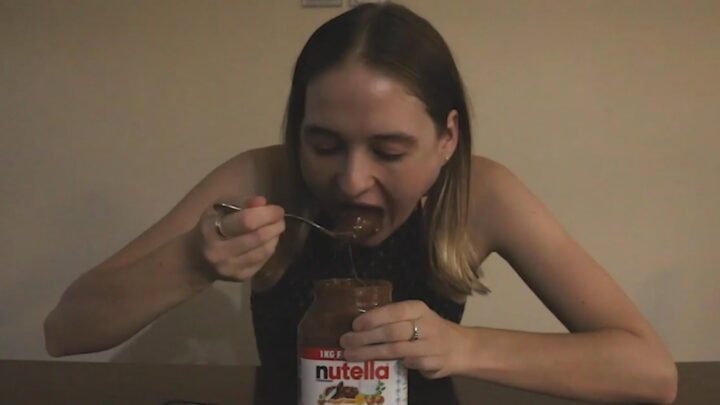 Modella mangia un chilo di Nutella in 4 minuti: il video è d’annata e Twitter si indigna