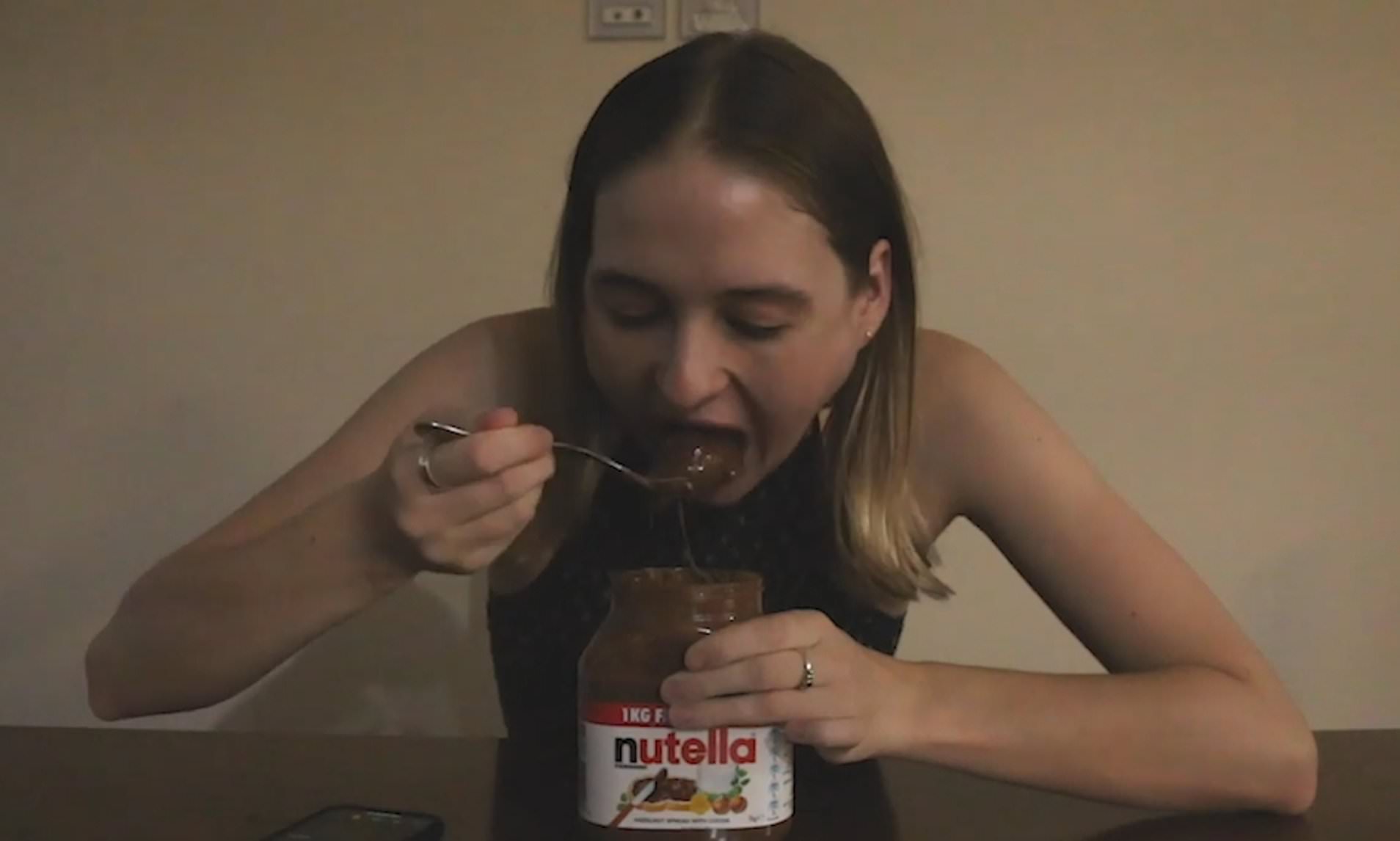 La modella che mangia 1 kg di Nutella in 4 minuti