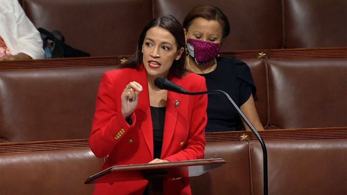 Alexandria Ocasio-Cortez trend su Twitter per la  risposta (virale) al repubblicano che le dà della “fucking bitch” – VIDEO