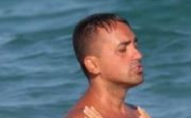 Luigi Di Maio e Virginia Saba, la paparazzata “ambigua” al mare: le reazioni social dei giornalisti