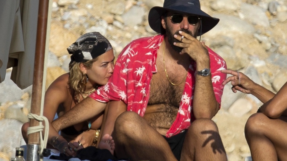 Rita Ora in topless ad Ibiza con il suo Romain: gli scatti fanno impazzire i fan
