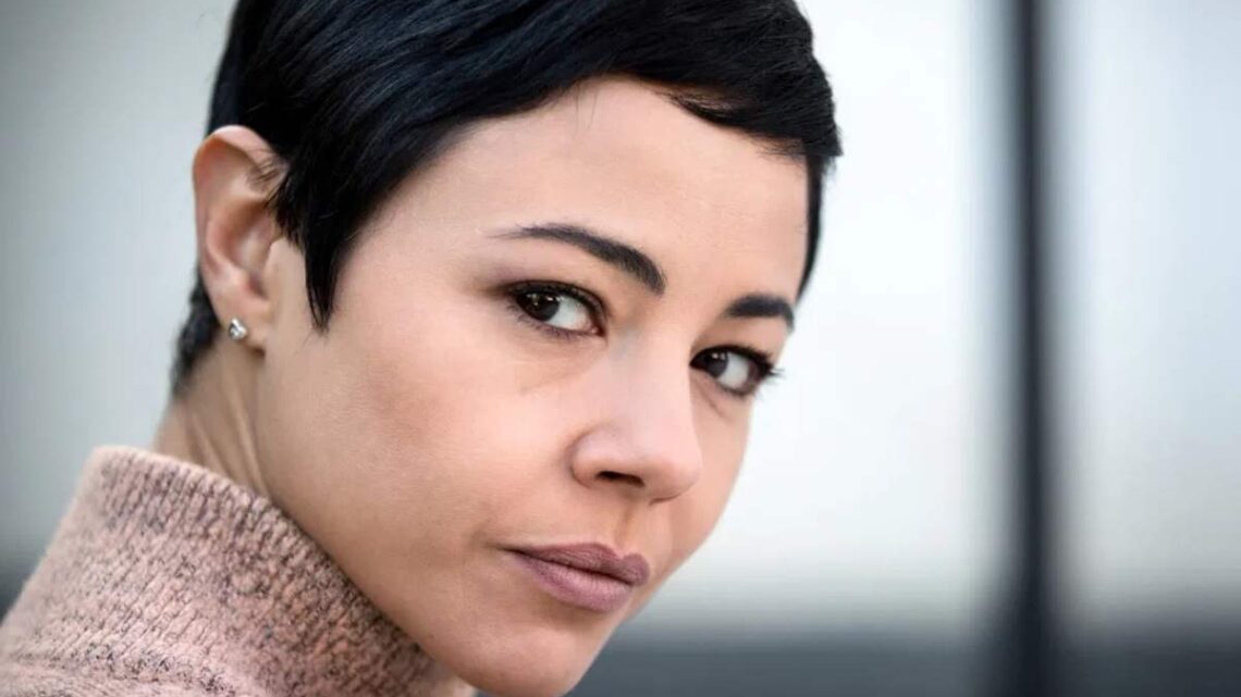 Chi è Alessia Caciotti Navarro, la moglie di Pino Insegno? Biografia, curiosità e carriera dell’attrice Chi è Alessia Caciotti Navarro, la moglie di Pino Insegno? Biografia, curiosità e carriera dell’attrice
