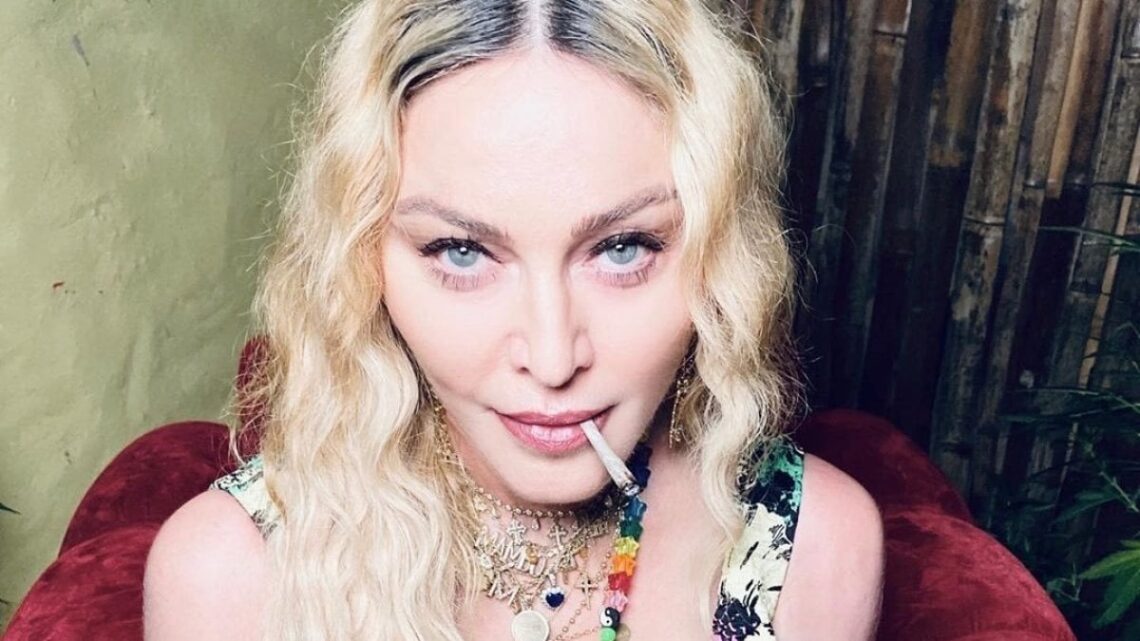 Madonna a 62 anni festeggia con spinelli e marijuana Madonna a 62 anni festeggia con spinelli e marijuana