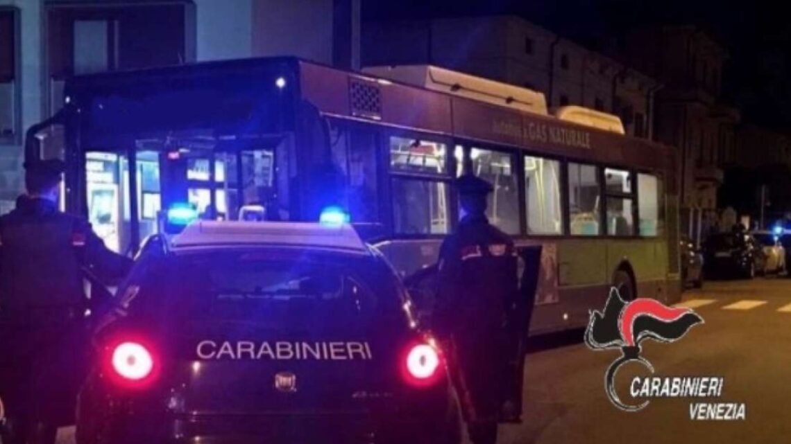 Autoerotismo davanti ad alcune ragazze minorenni: fermato un ragazzo classe ’82