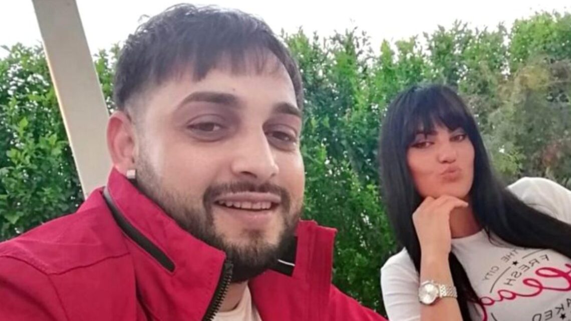 Travolto dal treno mentre fa una diretta con il telefonino. Muore cantante pop, gravissima la moglie Travolto dal treno mentre fa una diretta con il telefonino. Muore cantante pop, gravissima la moglie