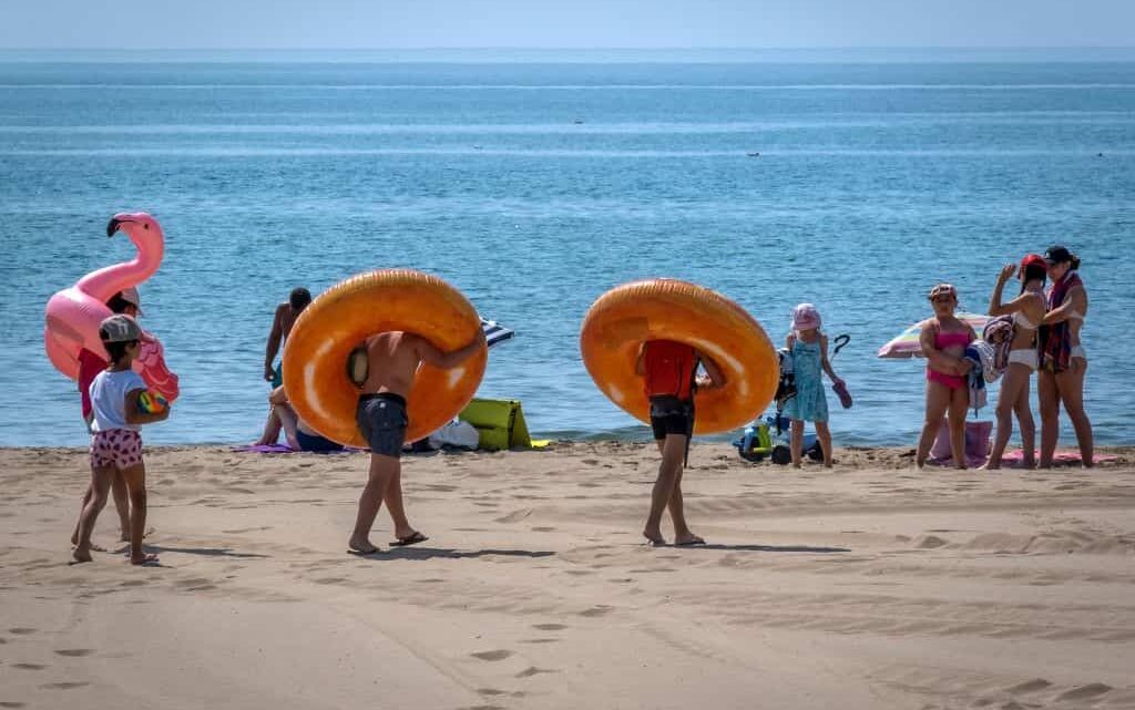 Fa video ai bimbi in spiaggia e si masturba. Nel suo smartphone video di rapporti con bambine