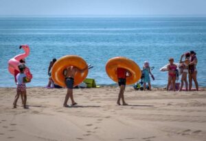 Fa video ai bimbi in spiaggia e si masturba. Nel suo smartphone video di rapporti con bambine Fa video ai bimbi in spiaggia e si masturba. Nel suo smartphone video di rapporti con bambine