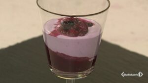 Cotto e mangiato ricetta del 25 settembre 2020: coppette con mousse ai frutti di bosco Cotto e mangiato ricetta del 25 settembre 2020: coppette con mousse ai frutti di bosco
