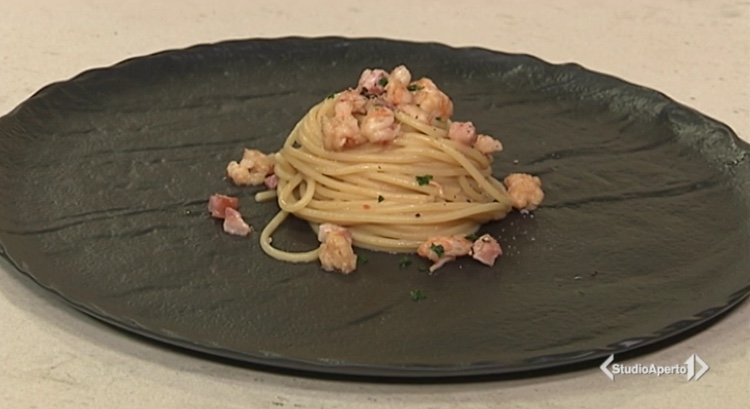 Cotto e Mangiato, ricetta 28 settembre 2020: spaghetti gamberi e pancetta