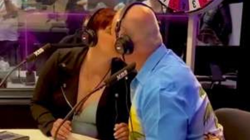 Bacio tra padre e figlia in radio