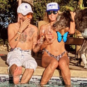 Il topless di Heidi Klum fa impazzire Instagram: la top model si “copre” con la mano (e con una emoji) Il topless di Heidi Klum fa impazzire Instagram: la top model si “copre” con la mano (e con una emoji)