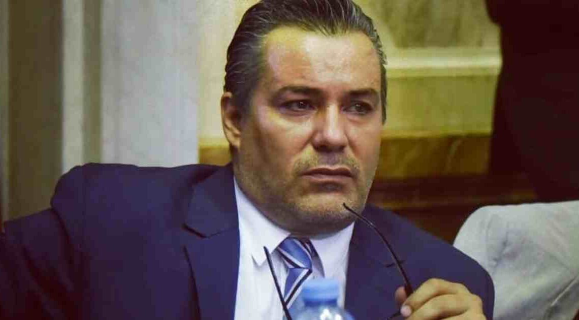 Siparietto hot durante videoconferenza: deputato argentino scambia effusioni con la sua fidanzata Siparietto hot durante videoconferenza: deputato argentino scambia effusioni con la sua fidanzata