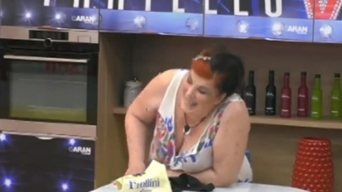 Pomeriggio 5, incredibile in diretta dalla casa del Grande Fratello: Patrizia De Blanck nuda Pomeriggio 5, incredibile in diretta dalla casa del Grande Fratello: Patrizia De Blanck nuda