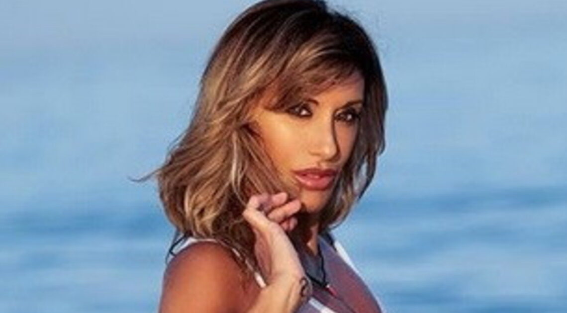 Sabrina Salerno da urlo su Instagram. La maglietta bagnata esalta le forme e fa impazzire i fan