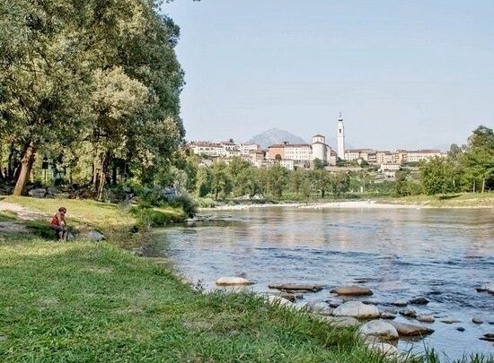 Momenti di passione ai bordi del fiume costano carissimi ad una coppia di 30enni: 13.500 euro di multa