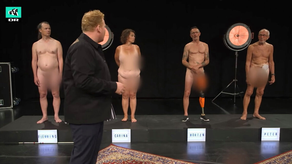 Ultra Strips Down: è polemica per lo show in cui degli adulti mostrano i loro corpi nudi a dei ragazzini Ultra Strips Down: è polemica per lo show in cui degli adulti mostrano i loro corpi nudi a dei ragazzini