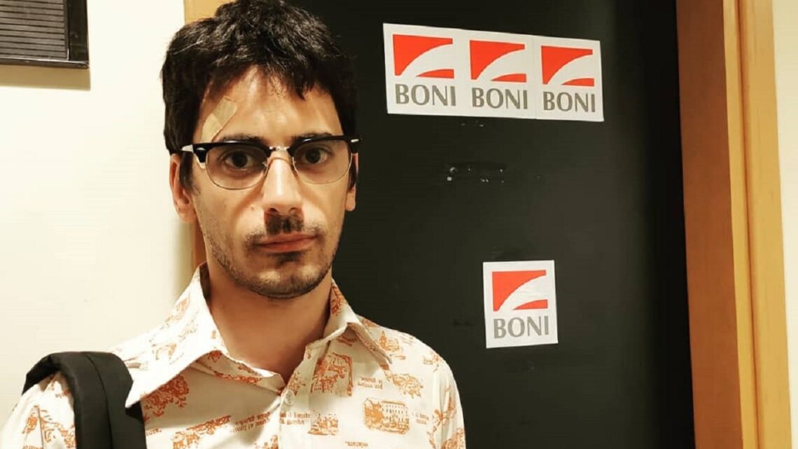 Chi è Valerio Lundini, padrone di casa di Una Pezza di Lundini Chi è Valerio Lundini, padrone di casa di Una Pezza di Lundini