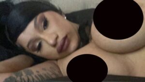 Il topless di Cardi B