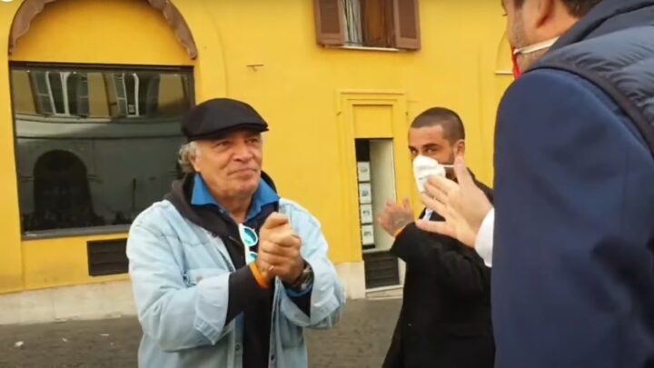 Enrico Montesano fermato senza mascherina durante manifestazione: “È sequestro di persona”. Ma poi la mette
