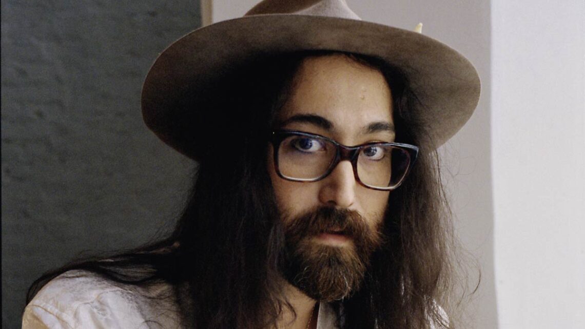 Gli strani tweet di Sean Lennon. Il figlio di John e Yoko Ono se la prende anche con l’Italia Gli strani tweet di Sean Lennon. Il figlio di John e Yoko Ono se la prende anche con l’Italia