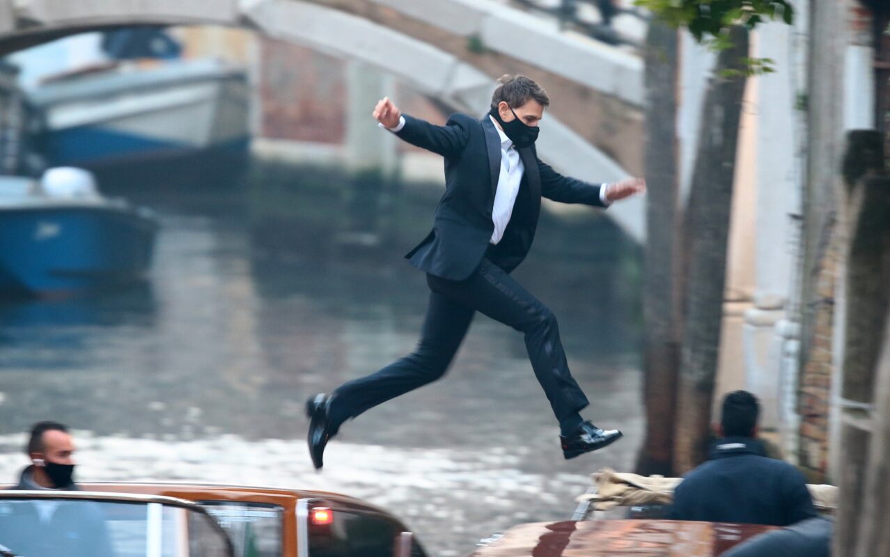 Tom Cruise salta tra due barche