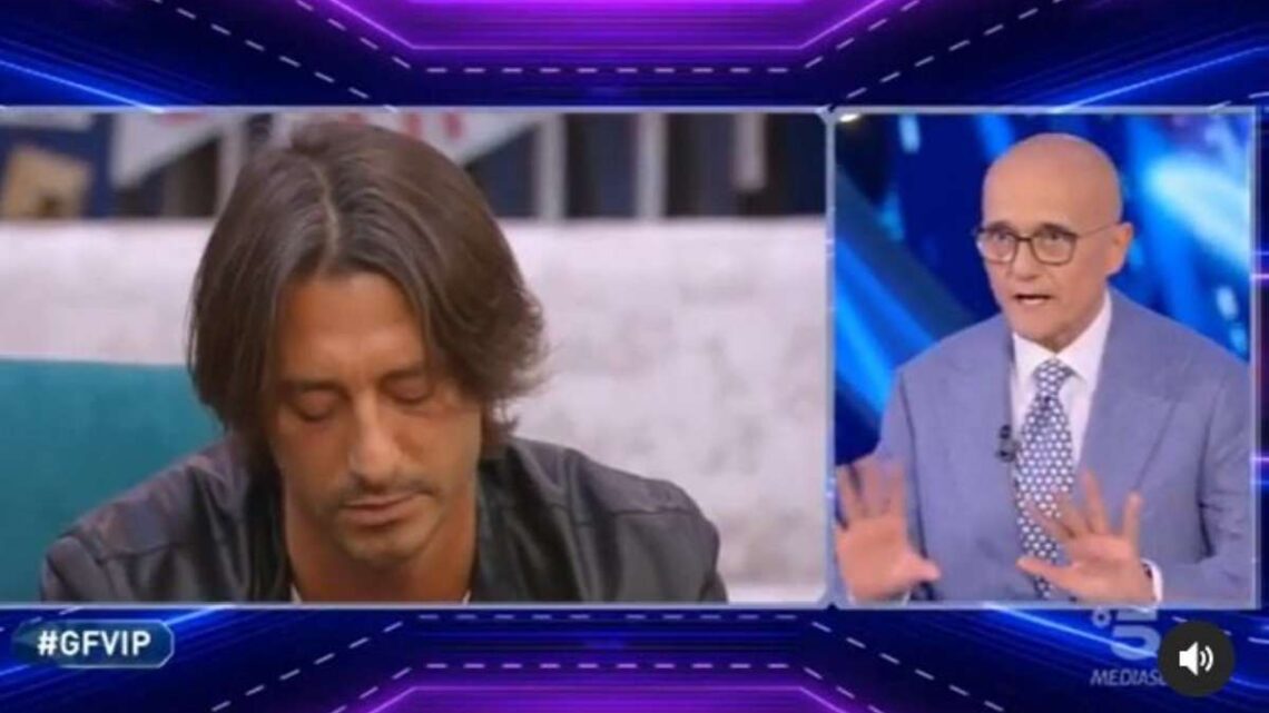 Francesco Oppini non è stato squalificato al Grande Fratello Vip: Signorini spiega il motivo Francesco Oppini non è stato squalificato al Grande Fratello Vip: Signorini spiega il motivo