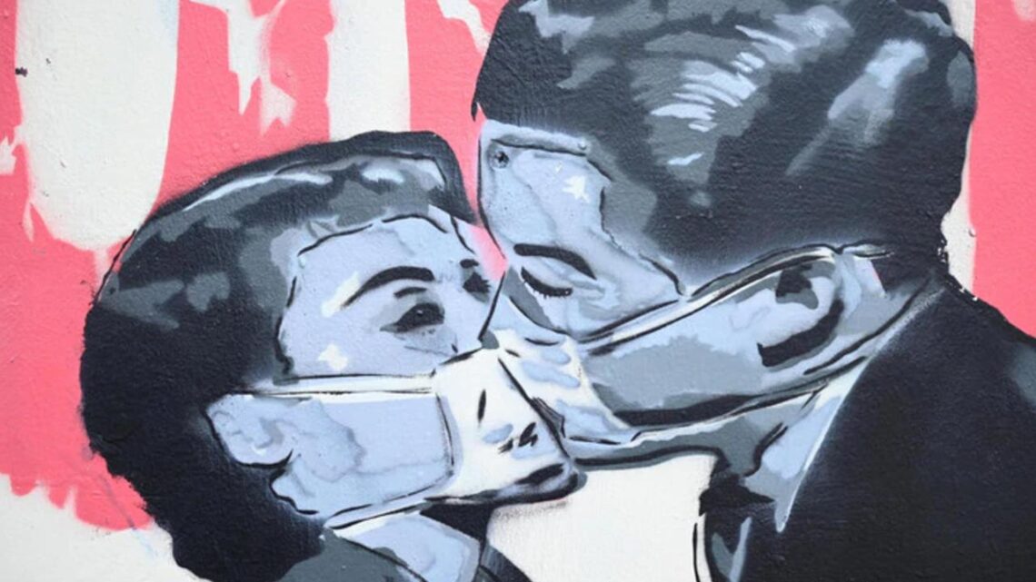 Effusioni in pubblico, lettura di giornali su panchine: fioccano multe per tutti Effusioni in pubblico, lettura di giornali su panchine: fioccano multe per tutti