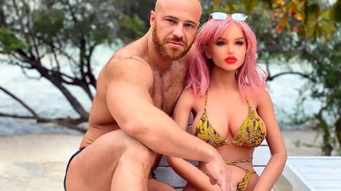 Bodybuilder aggredito da teppisti deve rinunciare al suo matrimonio con una sex dolls. L’aggressione perché si era vestito da donna