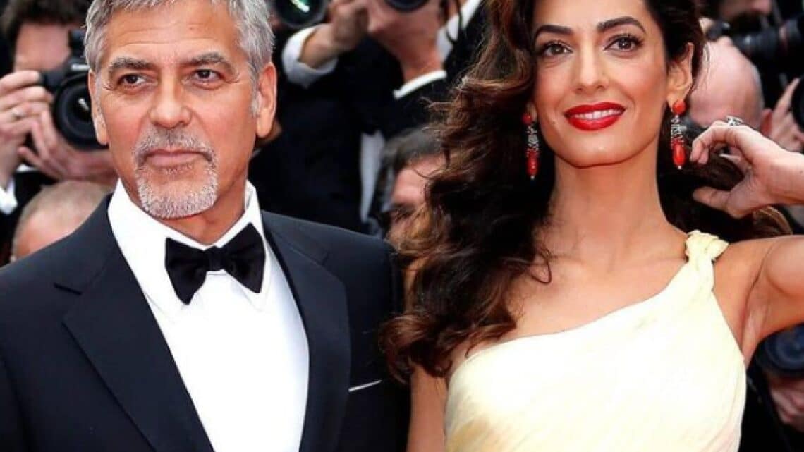George Clooney regala 1 milione di dollari a 14 amici in difficoltà. “Ho dormito sui loro divani, lo rifarei” ha spiegato l’attore hollywoodiano George Clooney regala 1 milione di dollari a 14 amici in difficoltà. “Ho dormito sui loro divani, lo rifarei” ha spiegato l’attore hollywoodiano