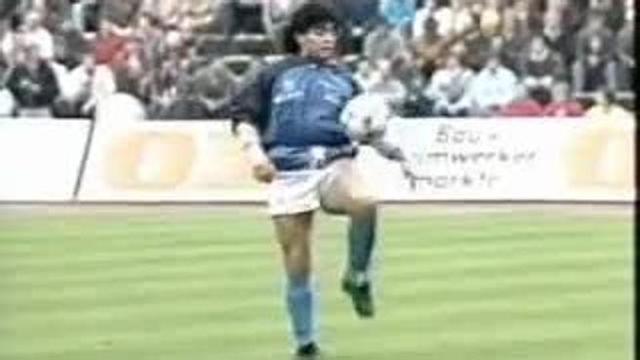 Maradona palleggiante