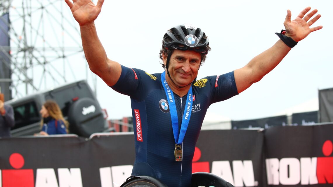 Buone notizie per Alex Zanardi: l’ex pilota sta migliorando e fa ok con le dita