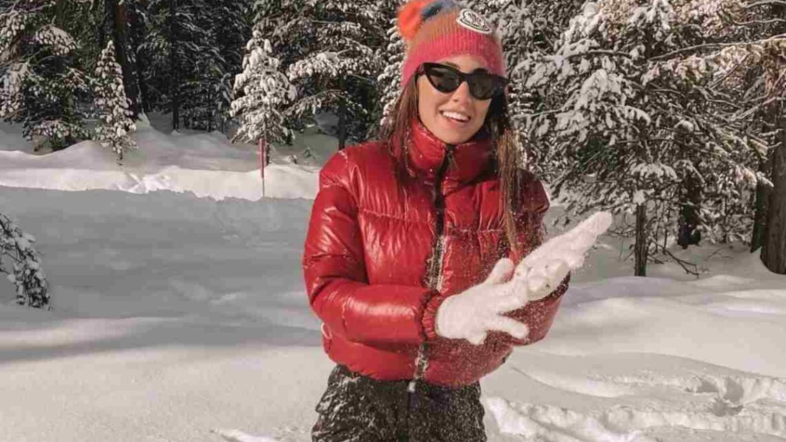Giulia De Lellis sulla neve a Capodanno, i fan la criticano: “Per te i Dpcm non valgono” Giulia De Lellis sulla neve a Capodanno, i fan la criticano: “Per te i Dpcm non valgono”