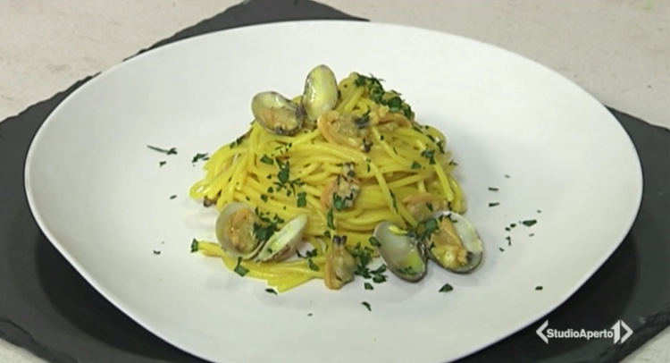 Cotto e Mangiato ricetta 15 dicembre 2020: linguine a vongole con zafferano