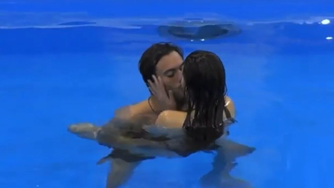 Pierpaolo Pretelli e Giulia, scoppia la passione nella notte: baci bollenti in piscina