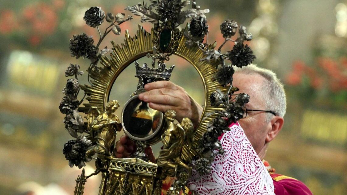 San Gennaro: storia, miracoli e curiosità sul Santo che “fa sciogliere” il sangue