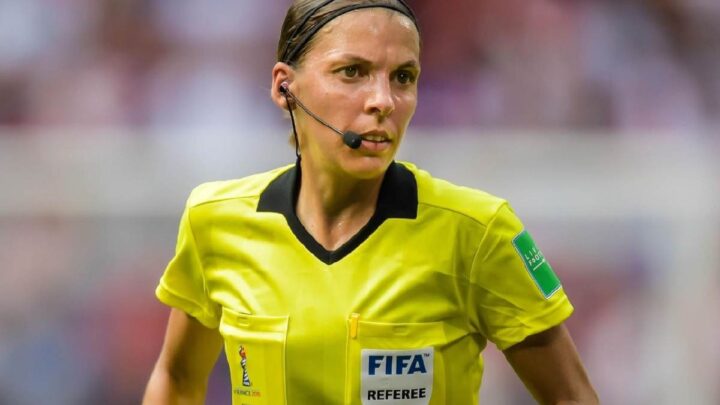 Chi è Stephanie Frappart, il primo arbitro donna in Champions League?