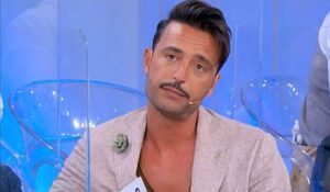 Uomini e Donne, oggi: Armando attacca Aurora, Davide bacia Beatrice Uomini e Donne, oggi: Armando attacca Aurora, Davide bacia Beatrice