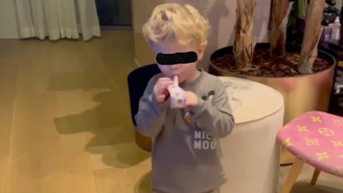 Leone in un video pubblicato dal padre Fedez: il bambino litiga con un fischietto di carta e lo getta via. 170mila+ Like