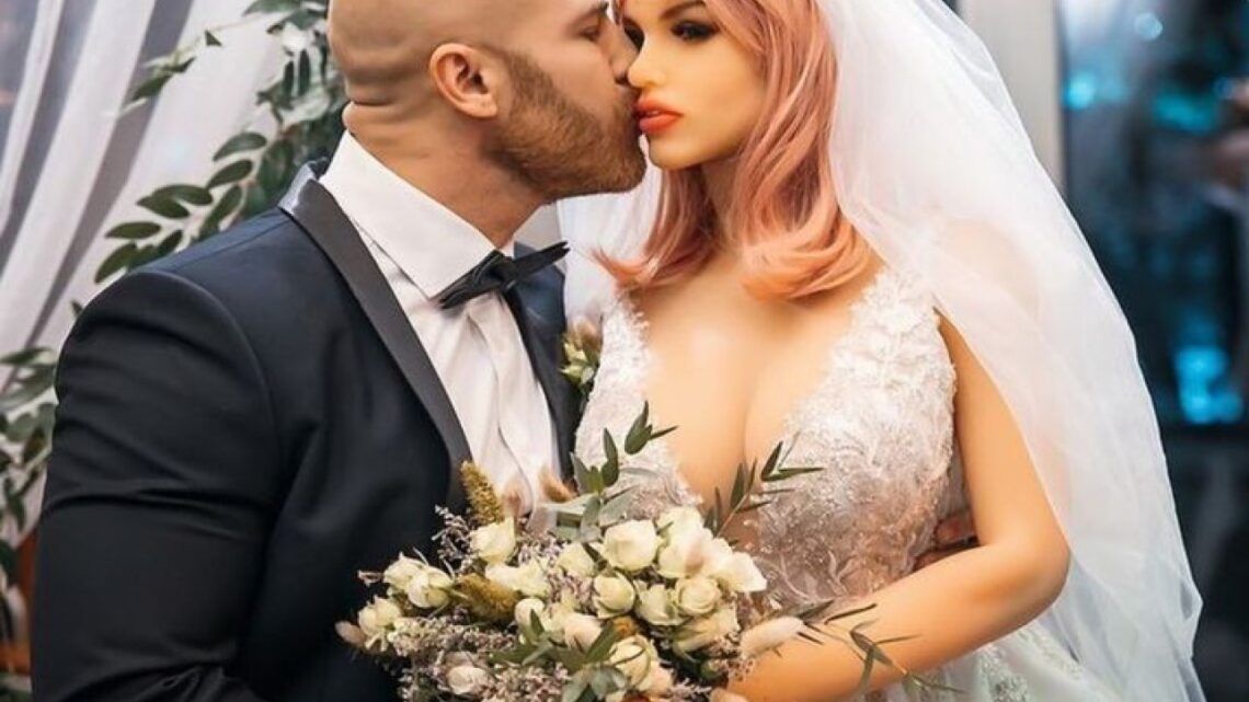 Matrimonio con sex doll in Kazakistan: Yuri Tolochko sposa la sua sex doll Margo tra gli applausi